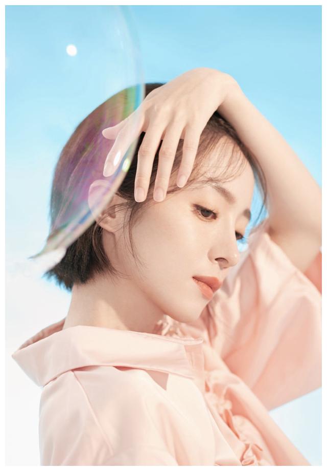 28岁胡冰卿知性温柔利落短发拍秋日大片穿搭看点多多