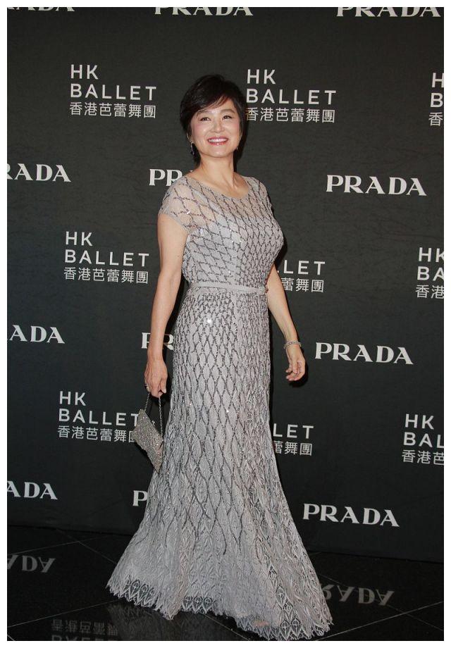 谁说美人迟暮?65岁林青霞"蛛网裙"搭皮草,高级感一般人比不上