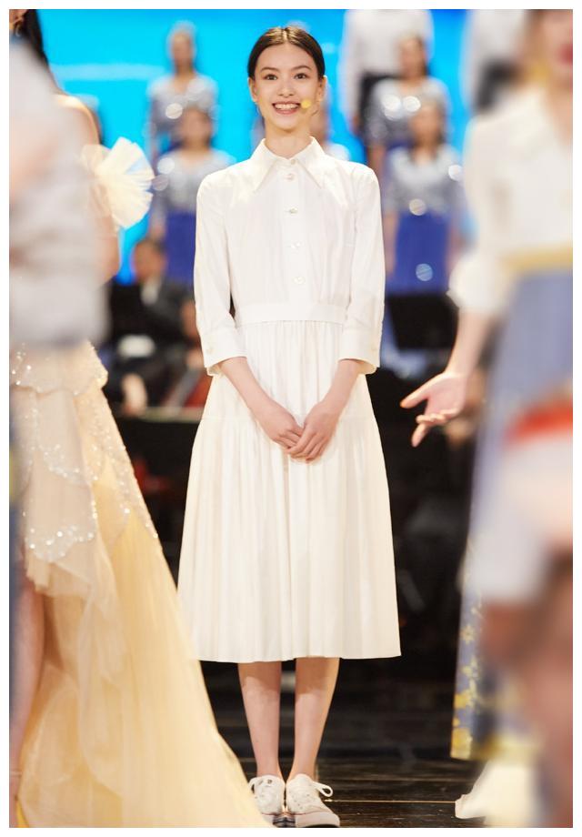 邱天气质好出众,一袭miu miu薄荷绿长裙简约高级,有被美到