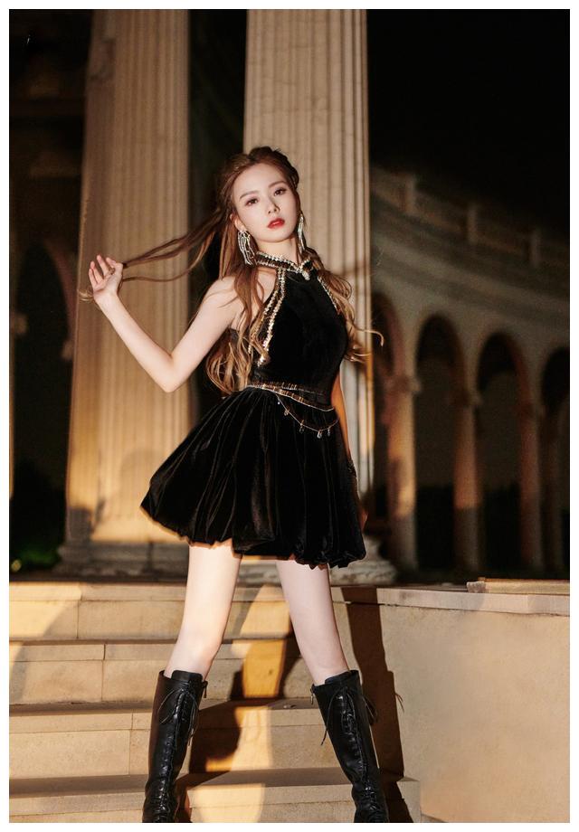 现在的女团都好会穿,陈卓璇旗袍裙亮相《爆裂舞台》,又美又飒