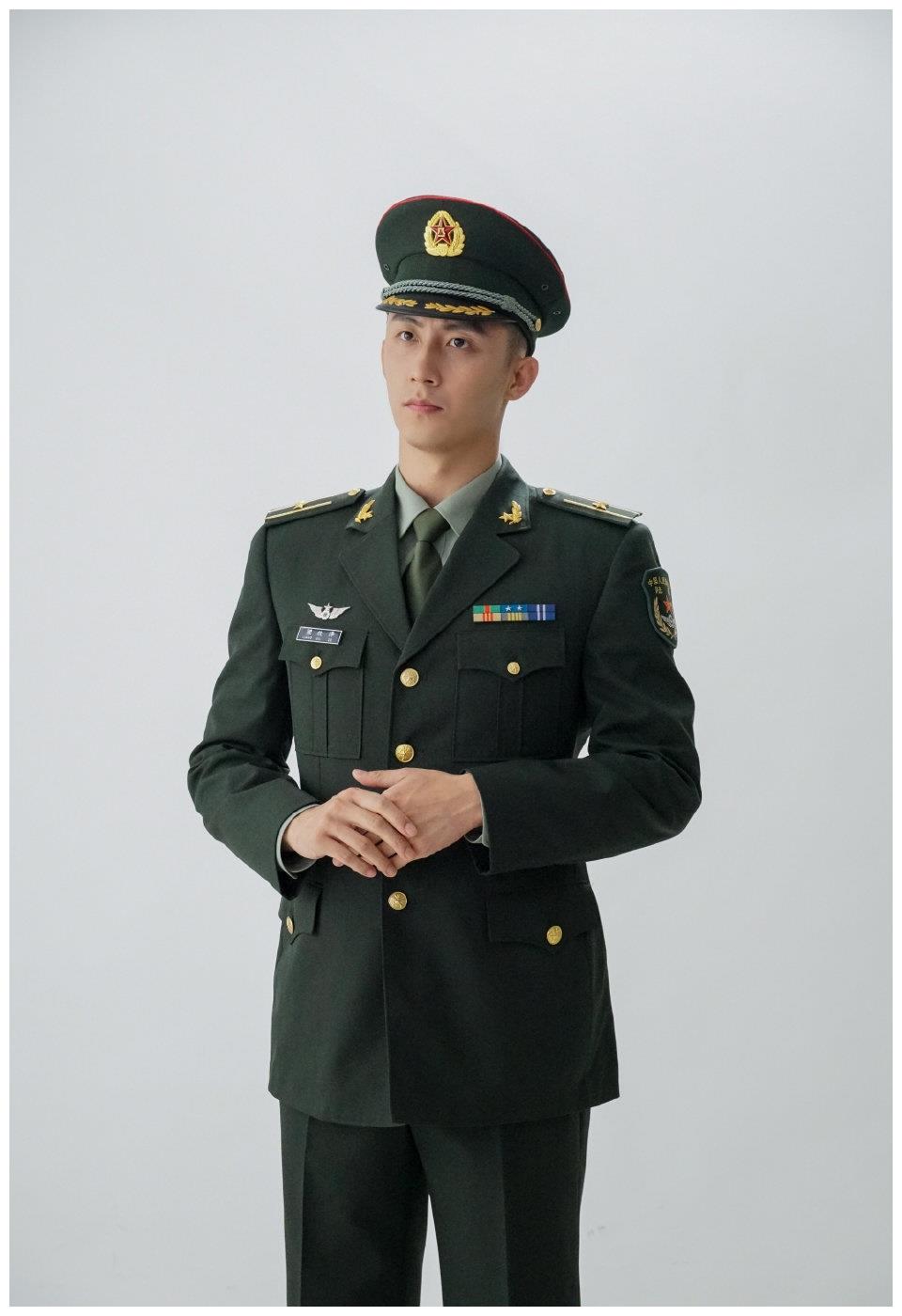 亲爱的戎装黄景瑜新造型曝光军装英武帅气眼神杀太精彩了