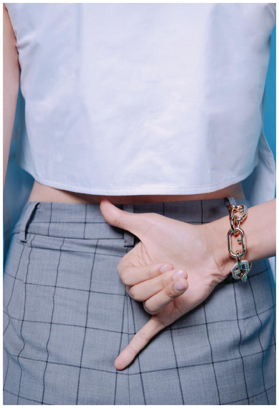 袁心玥晒右手遭队友质疑!全身照曝光表情高冷气场足,大长腿吸睛