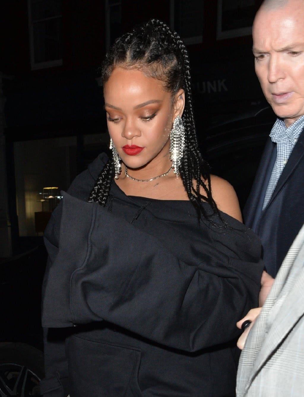 蕾哈娜 Rihanna 在伦敦 Mayfair 离开 St James Night Club的街拍。