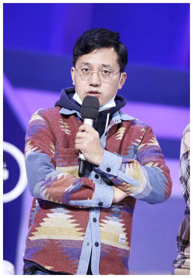 "和节目制片人刘建立,总导演刘觉和执行总导演邹志勇进行了线上采访