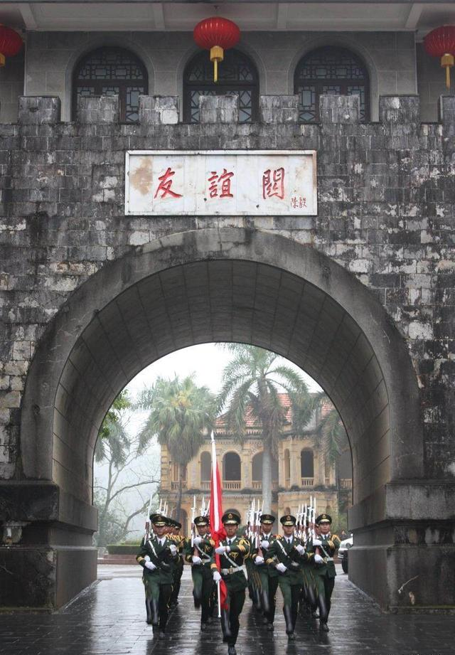 中国游客自驾游越南，当地男人认为戴绿盔是有品位的象征
