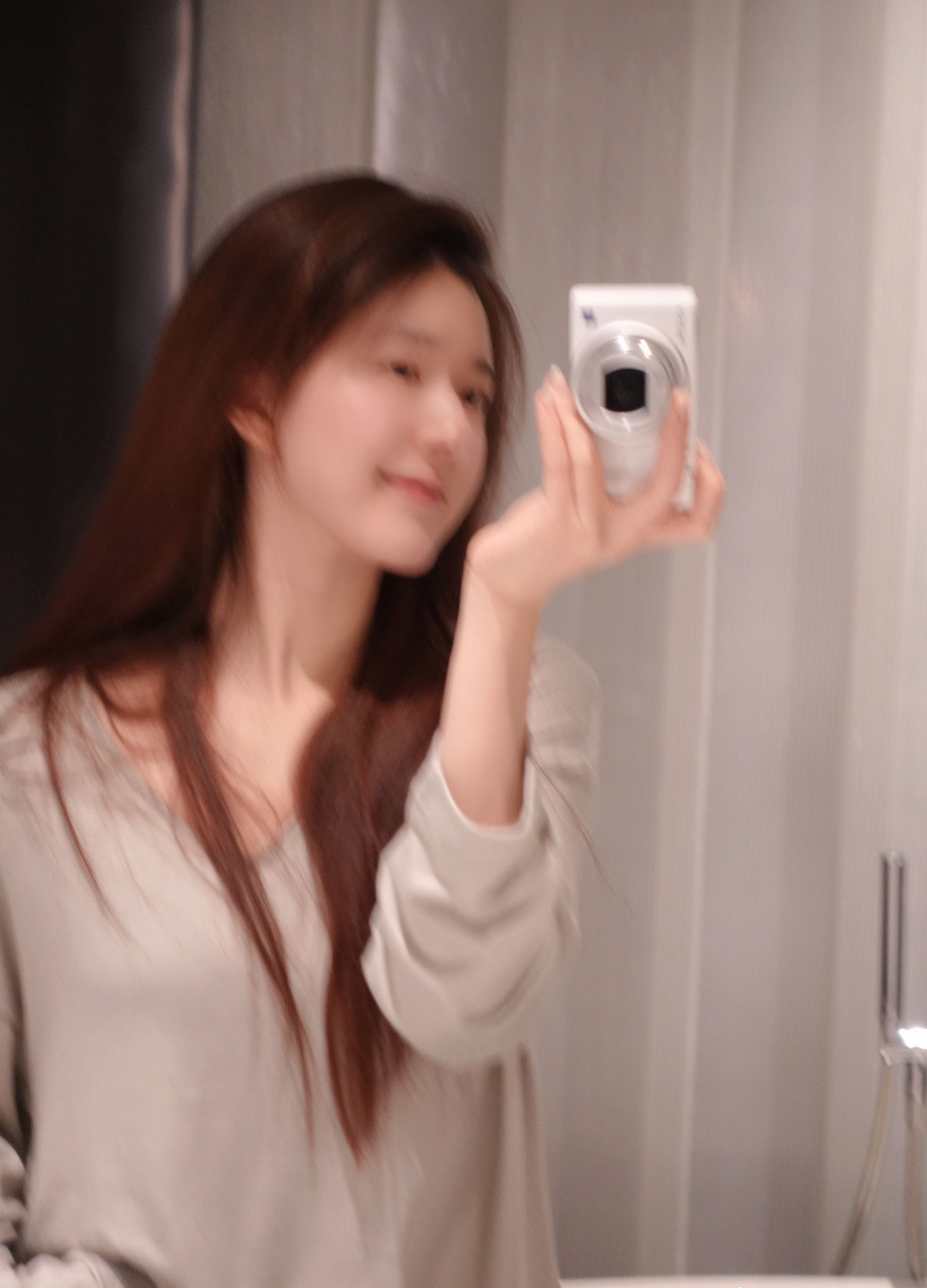 赵露思改路线了穿睡衣对镜自拍素颜模样好温柔似韩剧女主角