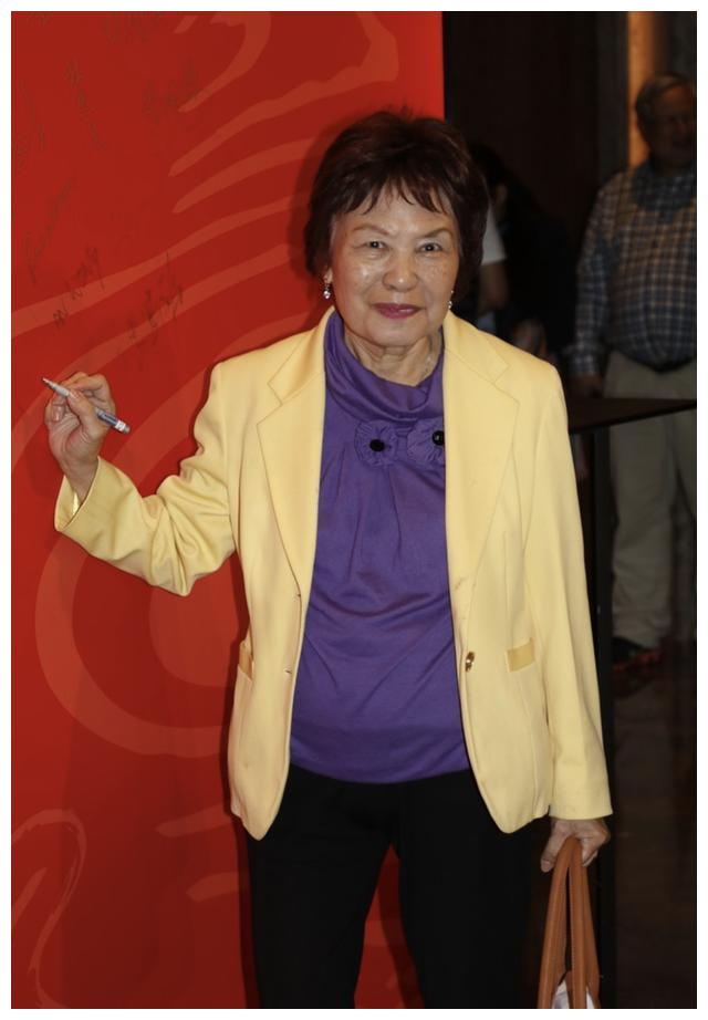 余慕莲病情好转仍靠插管呼吸不知99岁母亲病逝母女感情疏离