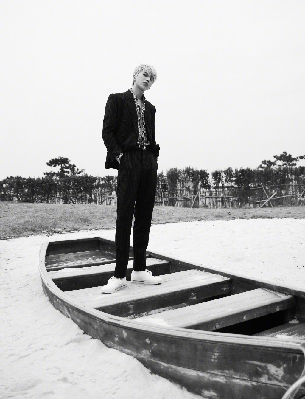 蔡徐坤一身条纹西装搭配球鞋白袜亮相舞台,猎豹配饰彰显不凡品位