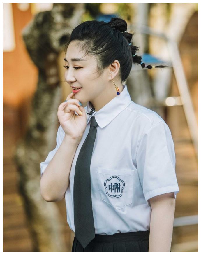 傅首尔为了节目真拼,36岁穿学生制服,"傅妈"放过我们的眼睛吧