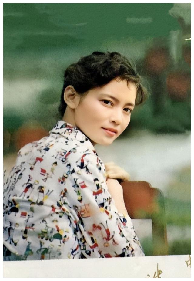 年轻时的潘虹美得独特,穿风衣配凉鞋时髦不羁,空气感短发太飒爽