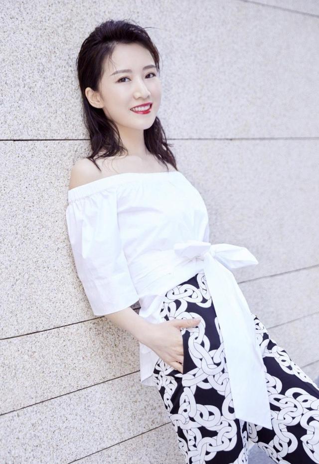 李念精致又大方一字肩配锁链裤洋气头发蓬松贵气