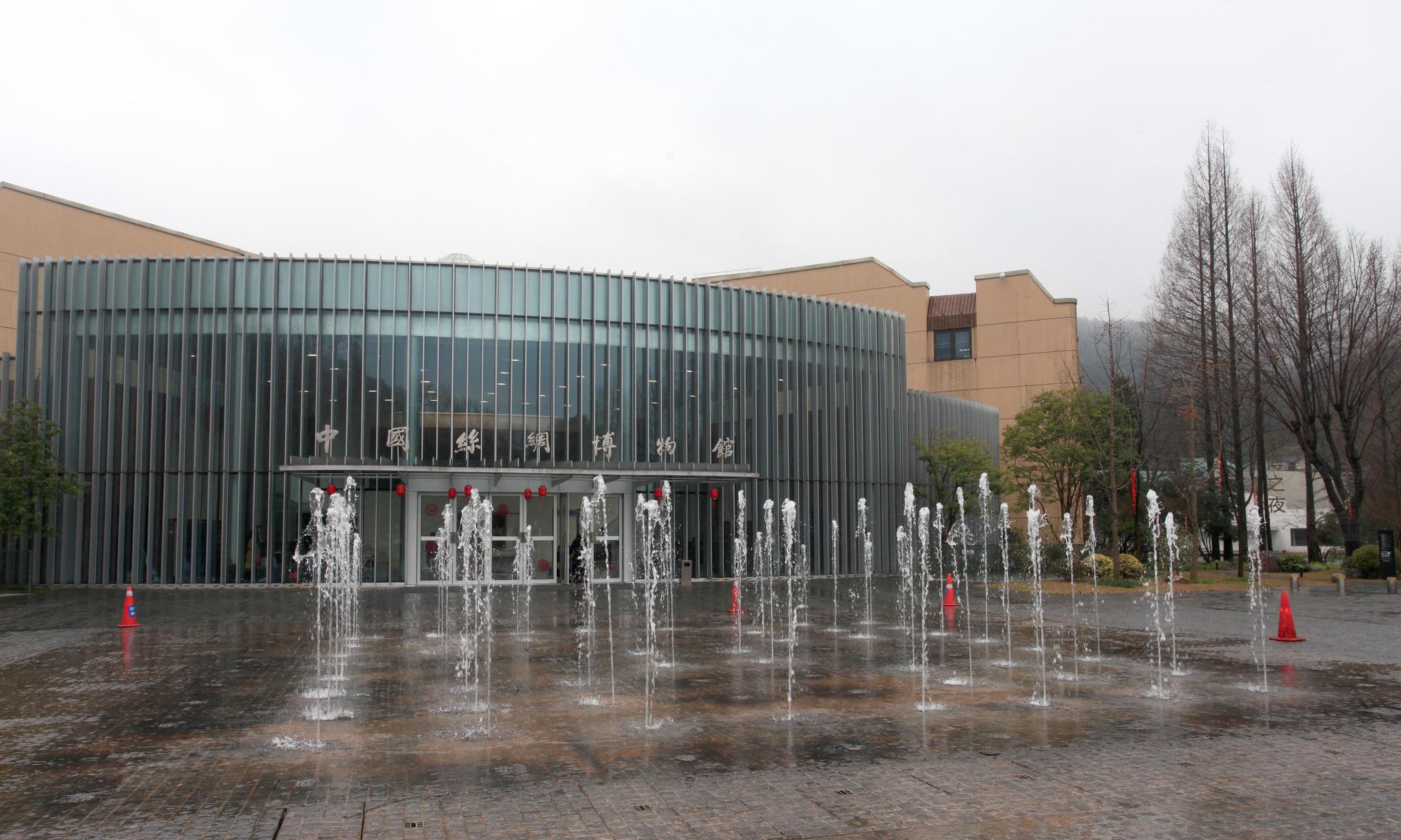 1 / 12 中国丝绸博物馆就位于杭州西子湖畔,来到这座世界上最大的丝绸