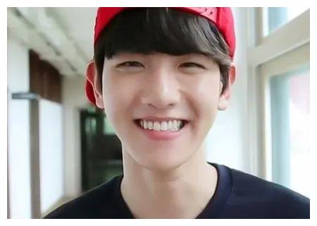 边伯贤治愈系笑容萌翻你没商量爱丽隔着屏幕都想亲一口