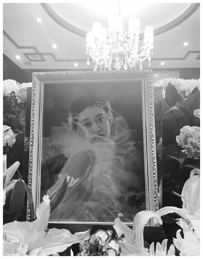 好友前往灵堂送别孙侨潞,公开现场遗照,孙妈妈摆放玩偶陪伴女儿