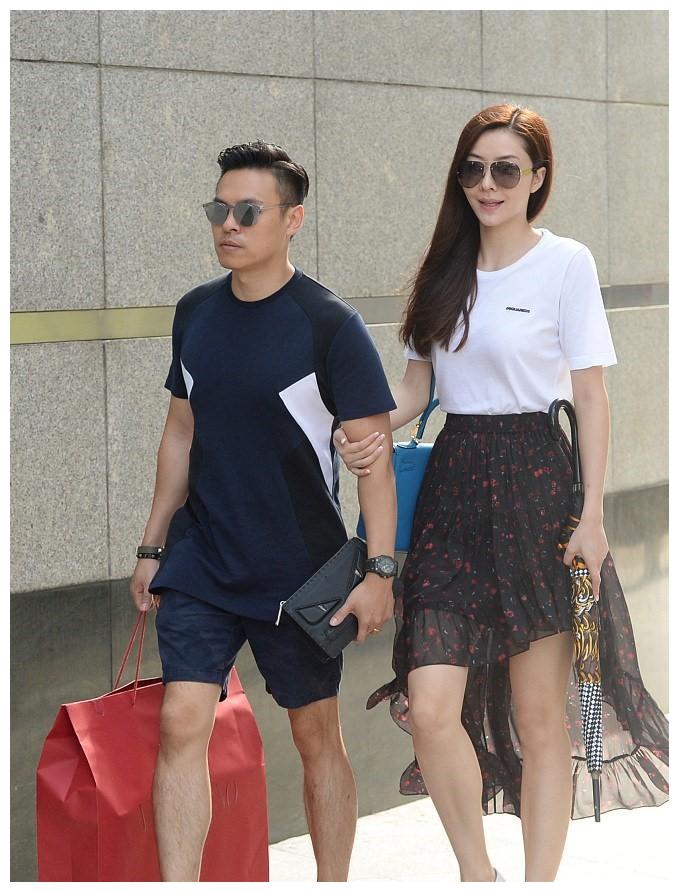 熊黛林携老公逛街t恤配雪纺半身裙像少女老公真有霸总范