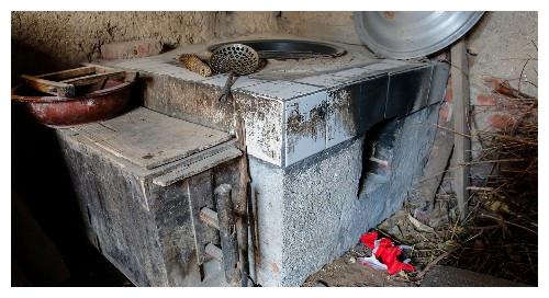 奶奶家的老风箱和大锅灶.