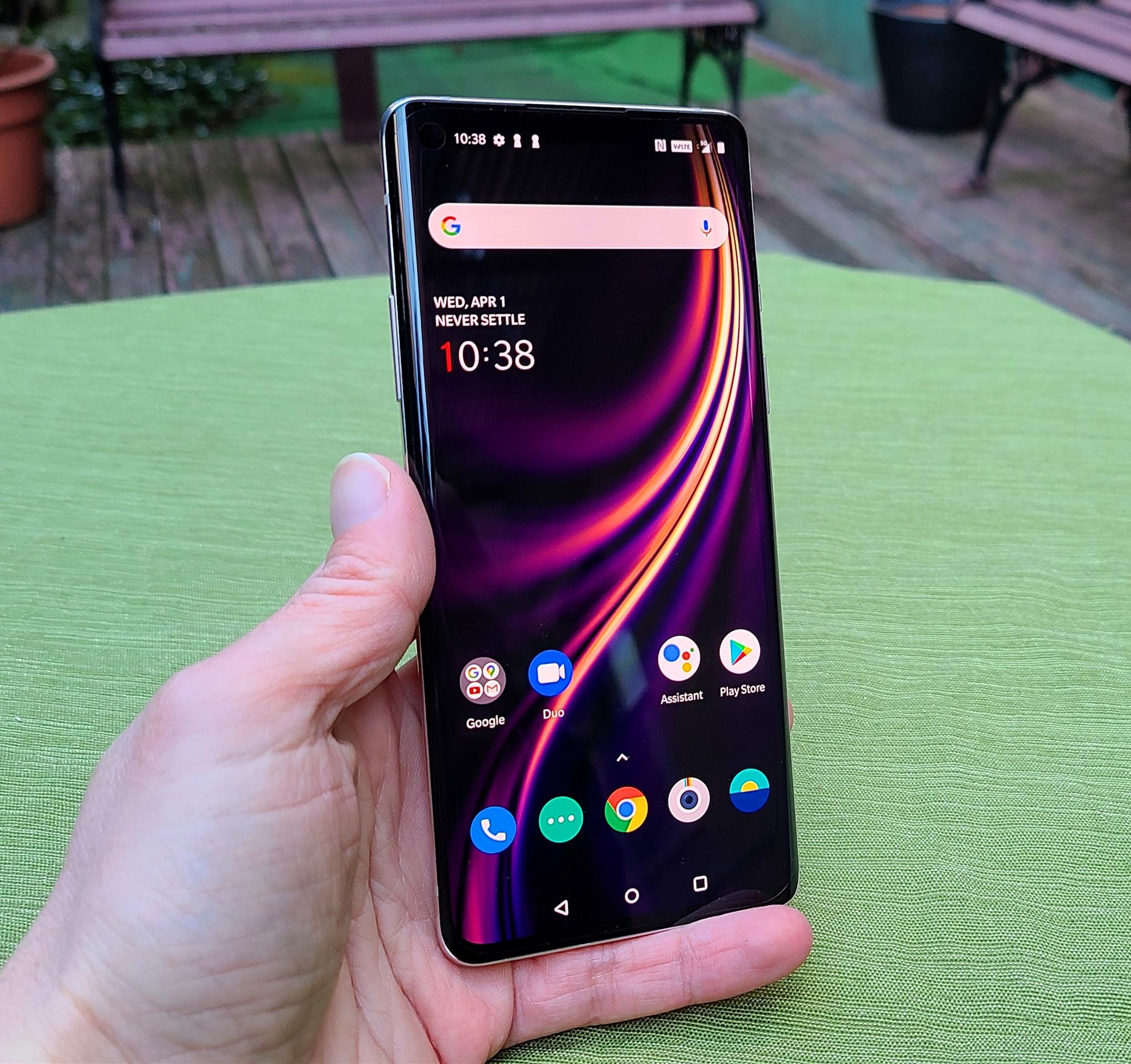 "压轴机皇"一加8t真机曝光:搭载屏下镜头!瀑布曲屏来了