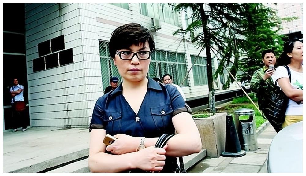 央视李瑞英:工作28年零失误,38岁儿子坠楼,含泪留28字让人泪目|李瑞英