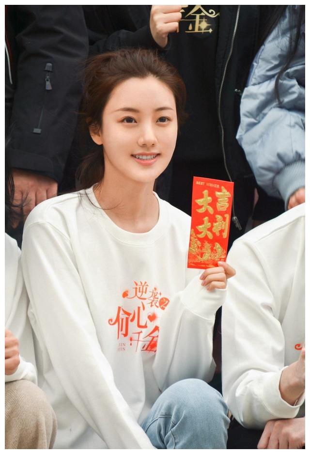 张乔耳《逆袭之偷心千金》首发剧照? 高颜值令人心动__财经头条