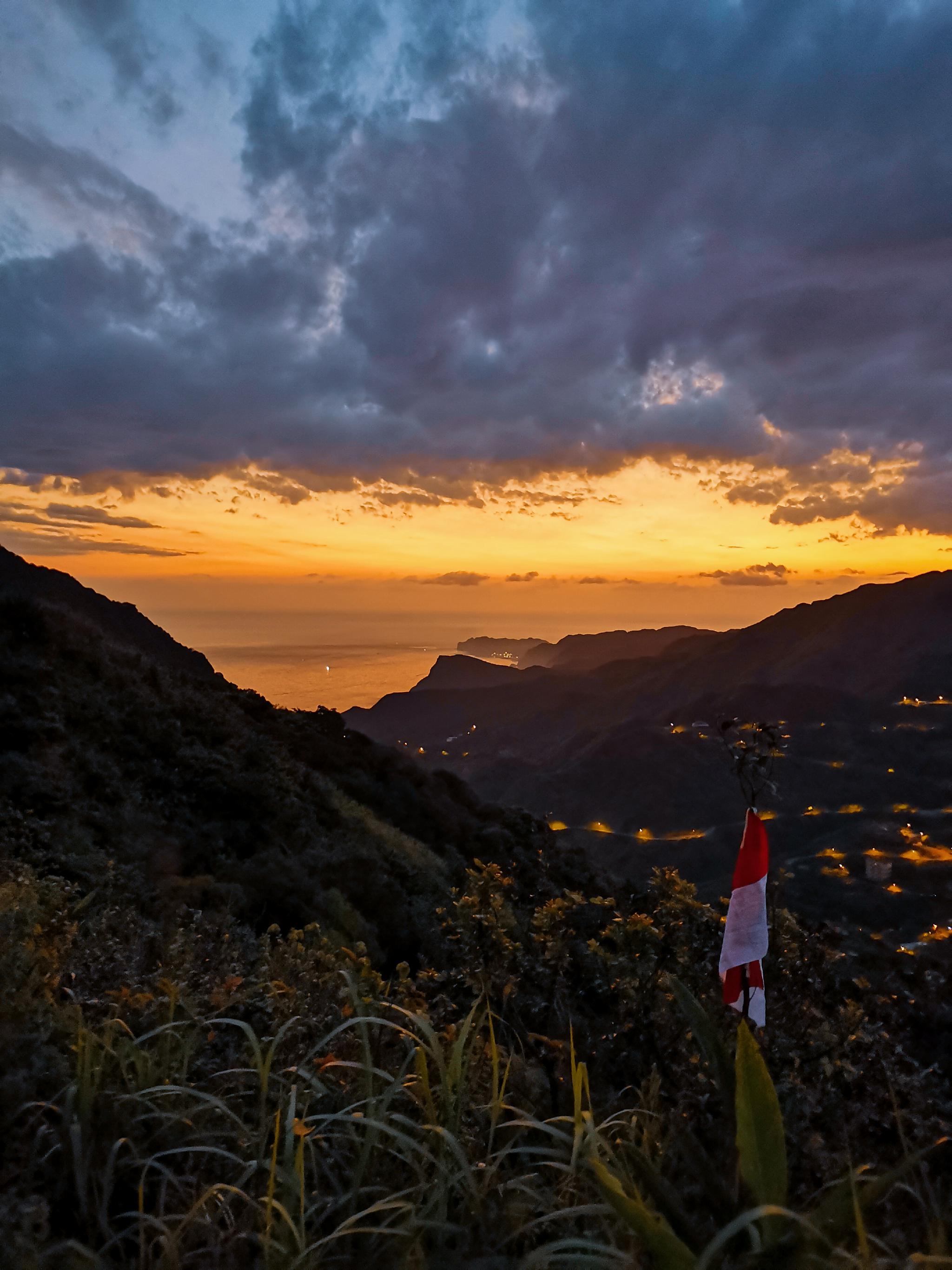 思窝森图腾登基隆山看日出东方眺望故土倍思亲