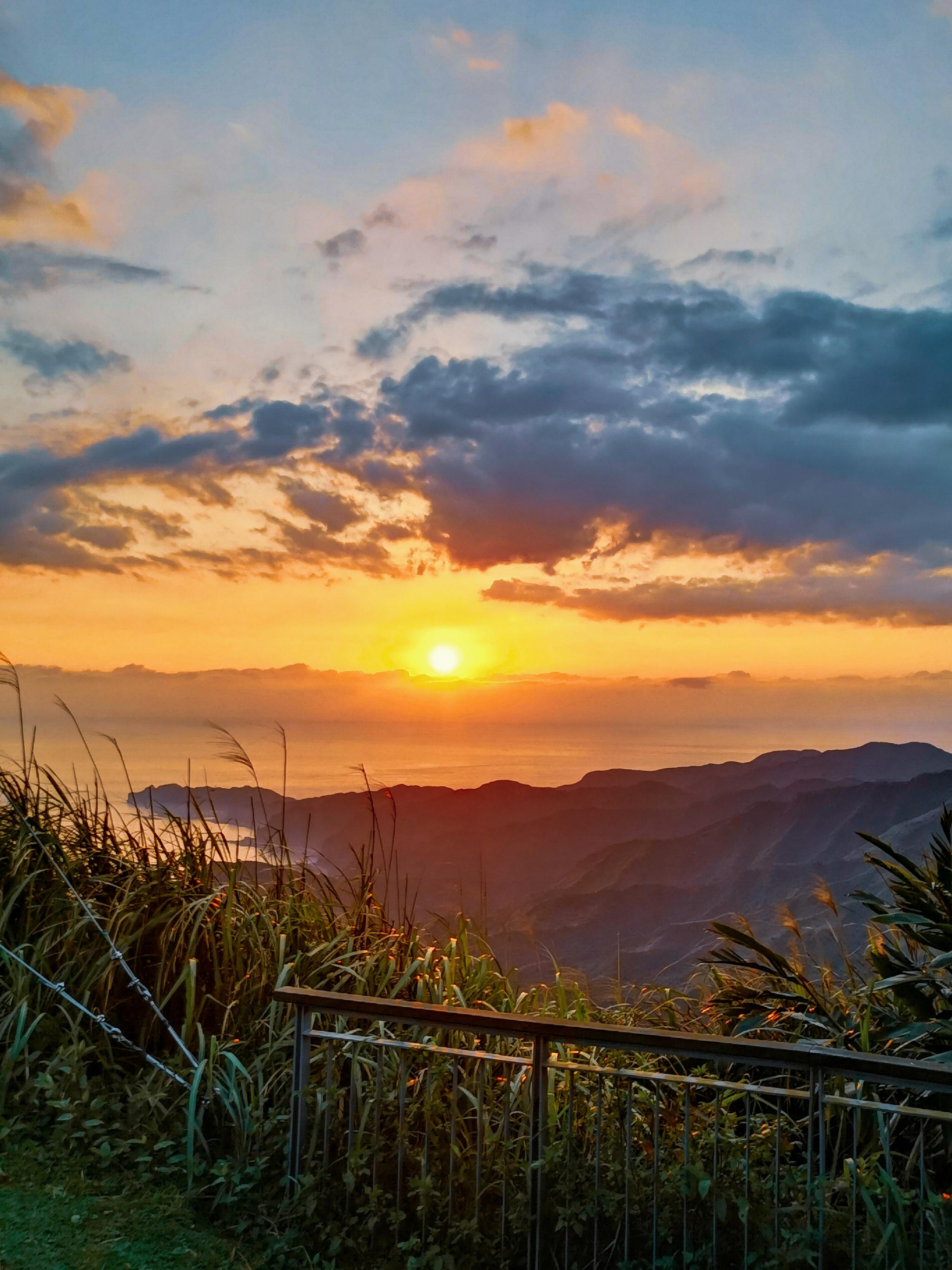 思窝森图腾登基隆山看日出东方眺望故土倍思亲