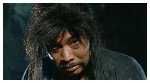 周星驰饰演的就是还是人类的孙悟空,而吴孟达就是周星驰身边的二当家