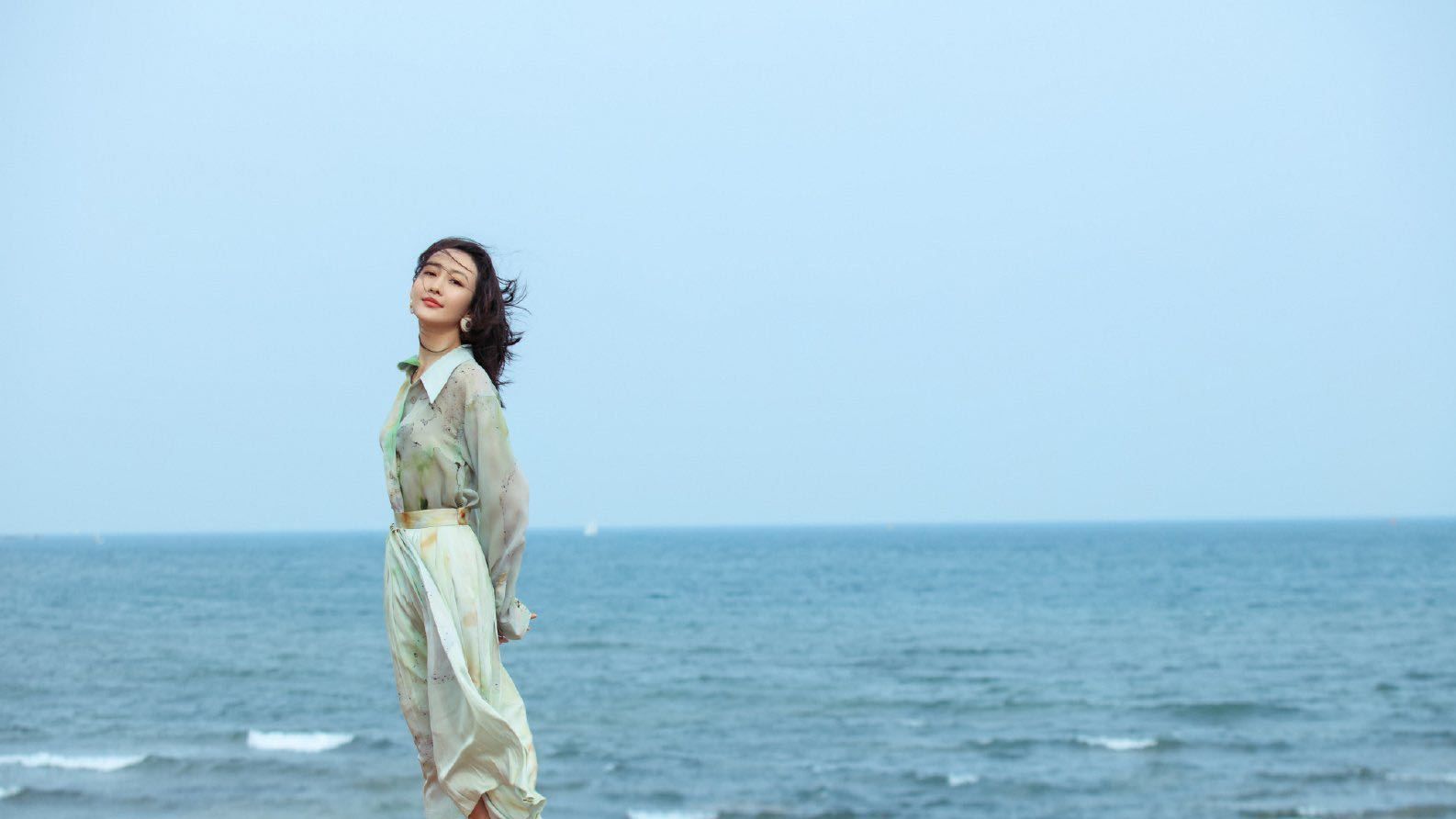 王鸥海边写真,清新薄荷绿裙装搭配棕色凉鞋,清新纯美_高清图集_新浪网