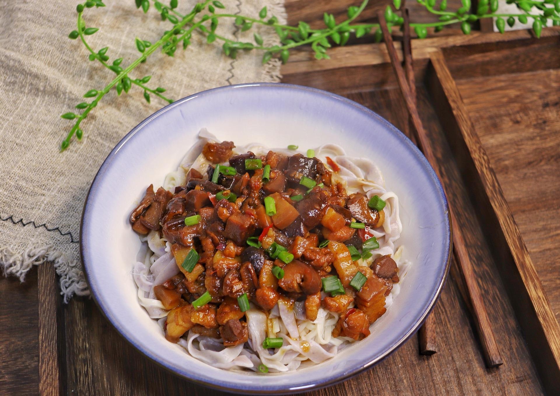 家常香菇肉酱拌面爱吃面条不能错过鲜香爽滑做法简单