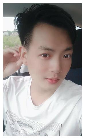 雷华锋,本名雷华丰,著名偶像作家,资深媒体人,80后新锐爱情评论家.