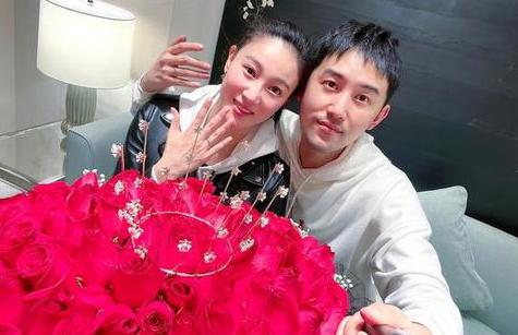 演员毛毅与侯梦莎领证结婚男方曾出演三十而已