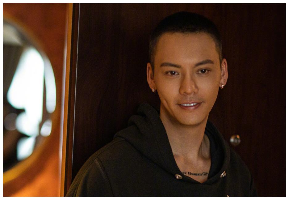 同样是和妈妈相依,为何罗志祥陈伟霆命运不同,看家庭教育就懂了