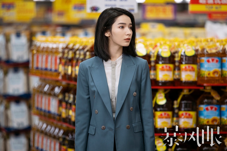 暴风眼开播首日引热议杨幂张彬彬智斗间谍联手侦查