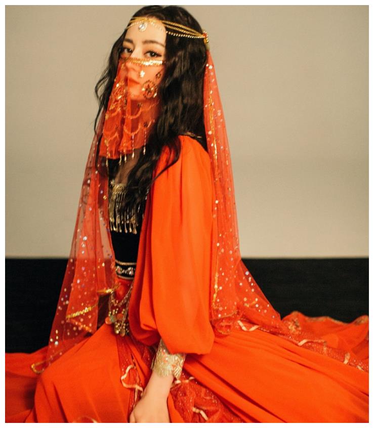 迪丽热巴唱跳舞台纱幔红裙民族造型太美艳西域美人没跑了