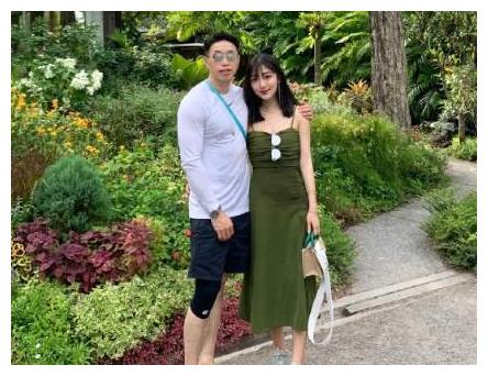 的他们还有一个非常可爱的儿子,尽管生过孩子;她媳妇的身材依旧完美