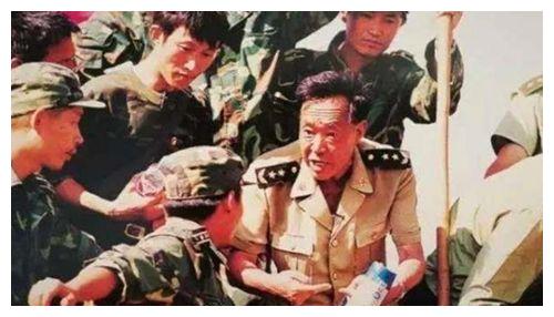98年抗洪抢险 董万瑞将军在前线看到儿子 看你的手 不够黑 财经头条