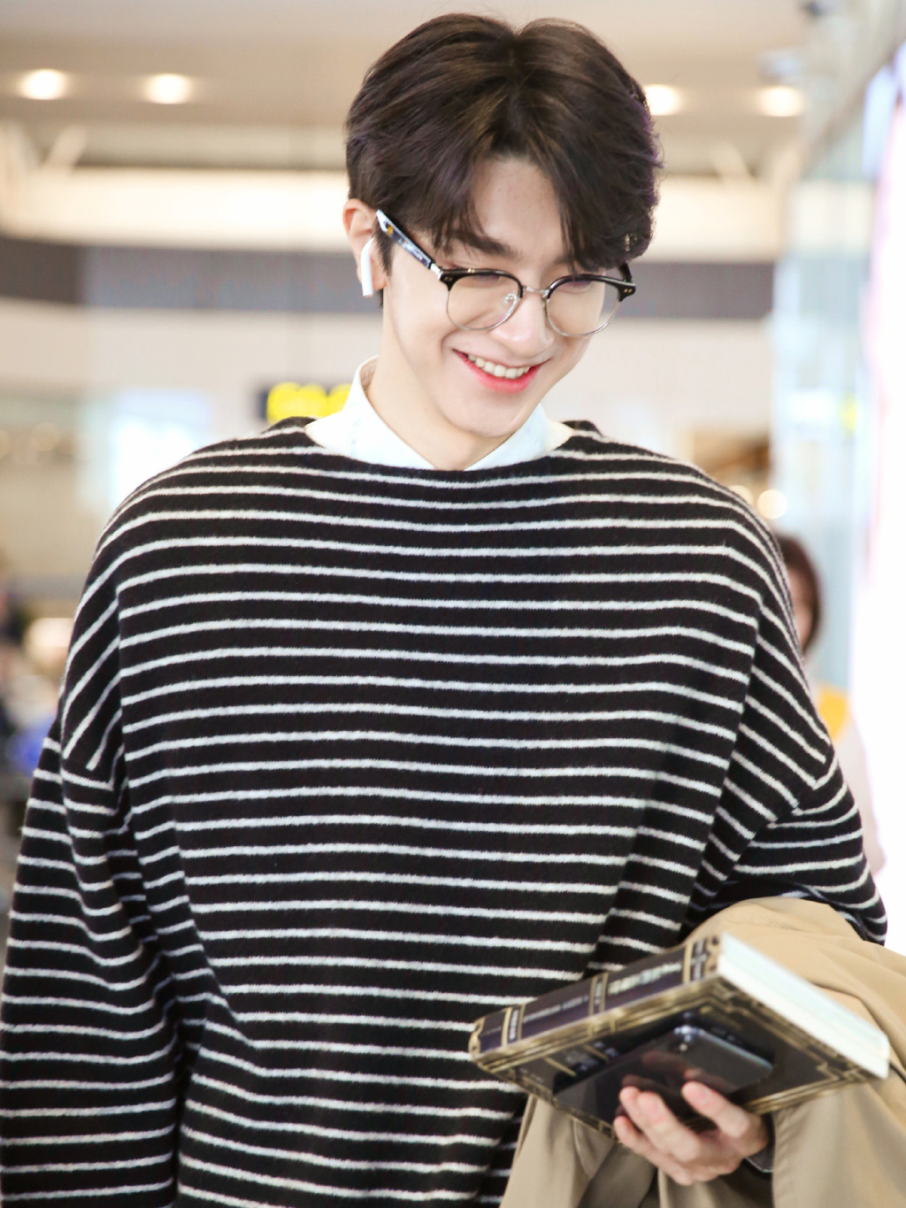 林一风衣搭配眼镜韩剧男主角既视感