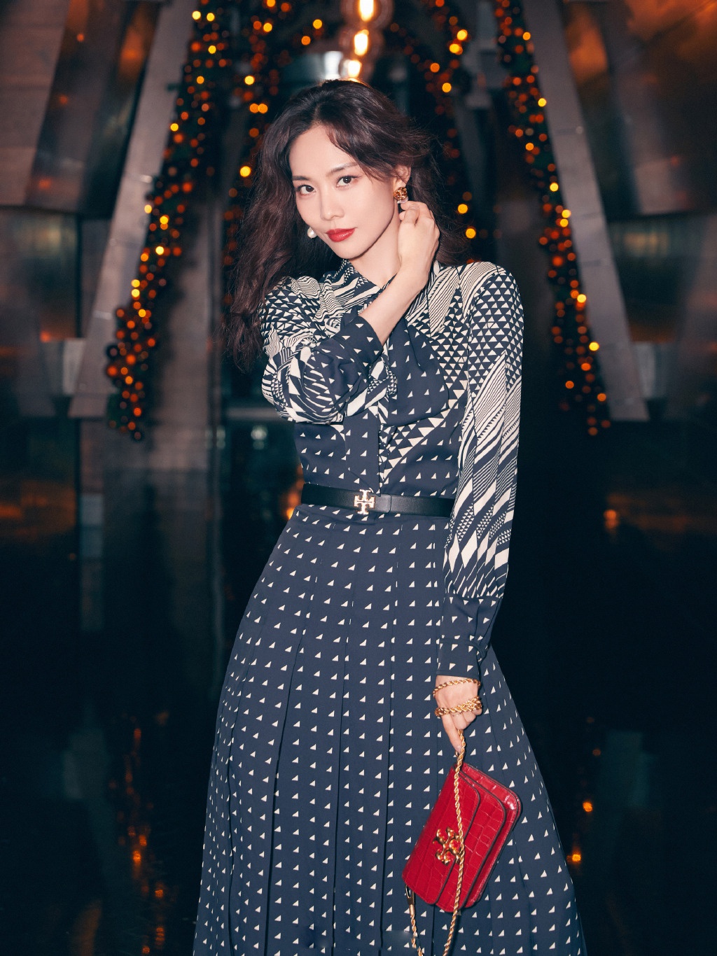 王霏霏亮相活动,身穿印花连衣裙,拍出来的暗夜大片太有感觉啦