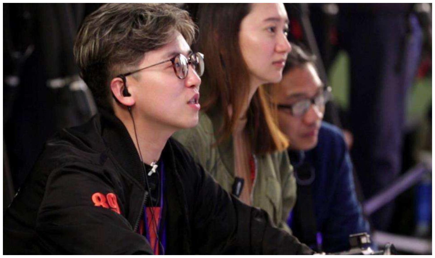 《奔跑吧》导演颜值有多高?到海边拍照变小奶狗,网友激动了