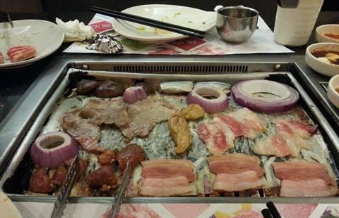 吃自助烤肉，服务员频繁问你要换纸吗？很多人都不知，其实是暗示休闲区蓝鸢梦想 - Www.slyday.coM