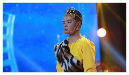 连亲妈都嫌弃他丑,却被周星驰一眼相中走红,20岁颜值出众