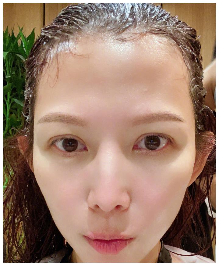 蔡少芬晒一组素颜照片,皮肤状态让人羡慕,我还以为是女版张晋