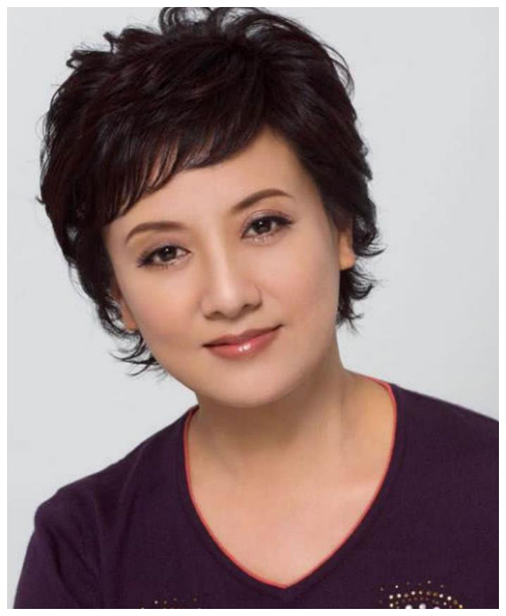 62岁邓婕近照,一个决定让她痛苦一生,女儿却越来越像张国立