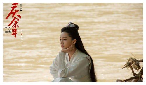 2020金鹰女神赵露思_当过书模的明星,赵露思清纯,两位金鹰女神,最后的她