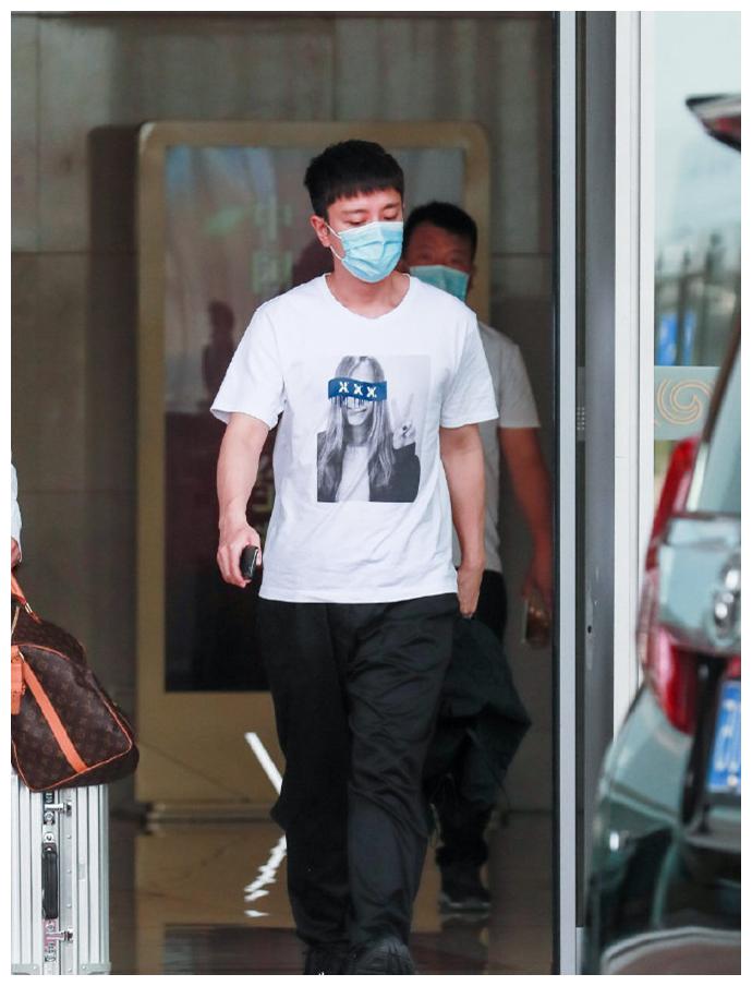 贾乃亮单身后焕发第二春，穿花哨衬衫变帅小伙，37岁看起来像20多休闲区蓝鸢梦想 - Www.slyday.coM