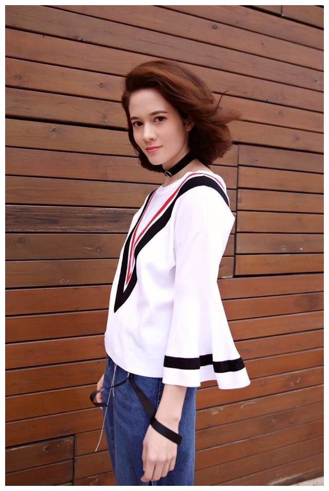 她本是《战狼2》的女主角,却因半路加价被吴京弃用,遭网友痛骂