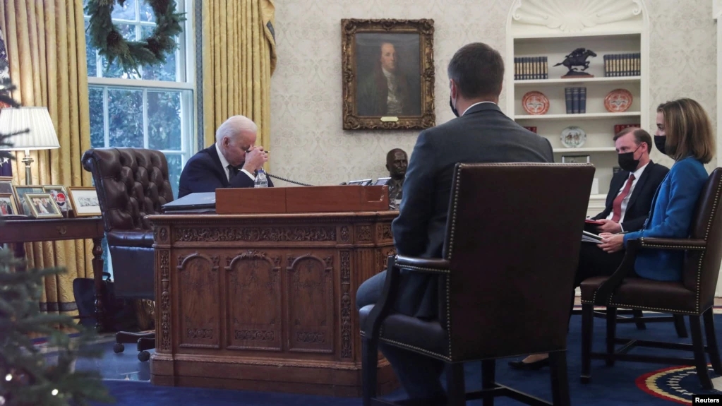 美国总统拜登和助理们在白宫椭圆形办公室与乌克兰总统泽连斯基通电话