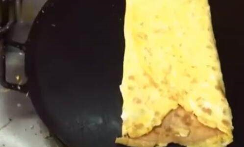 男子街边买煎饼,加了20个鸡蛋,最后大姐把煎饼做成了这样!休闲区蓝鸢梦想 - Www.slyday.coM 男子街边买煎饼,加了20个鸡蛋,最后大姐把煎饼做成了这样!休闲区蓝鸢梦想 - Www.slyday.coM