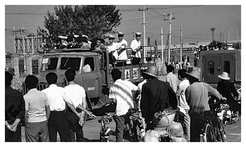 80年代严打时期的老照片,犯罪分子被押着游街,公审大会上判刑|游街|严打|犯罪分子_新浪新闻