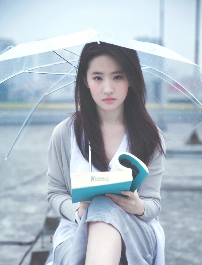 刘亦菲雨伞清新写真,标配言情女主脸果然名不虚传_高清图集_新浪网