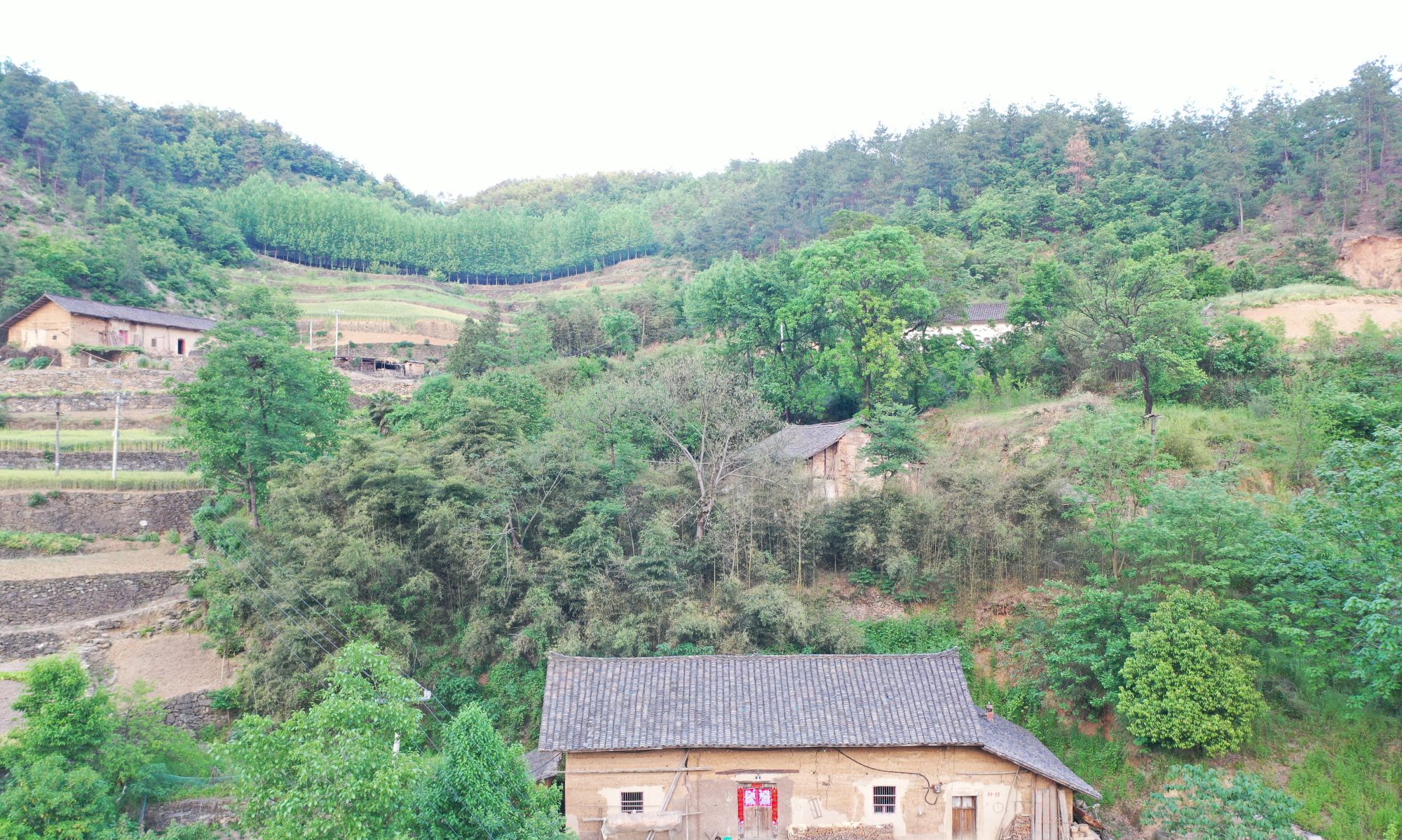 航拍湖北省十堰市鄖西縣闔家鎮殷家溝,地廣人稀植被茂密交通便利